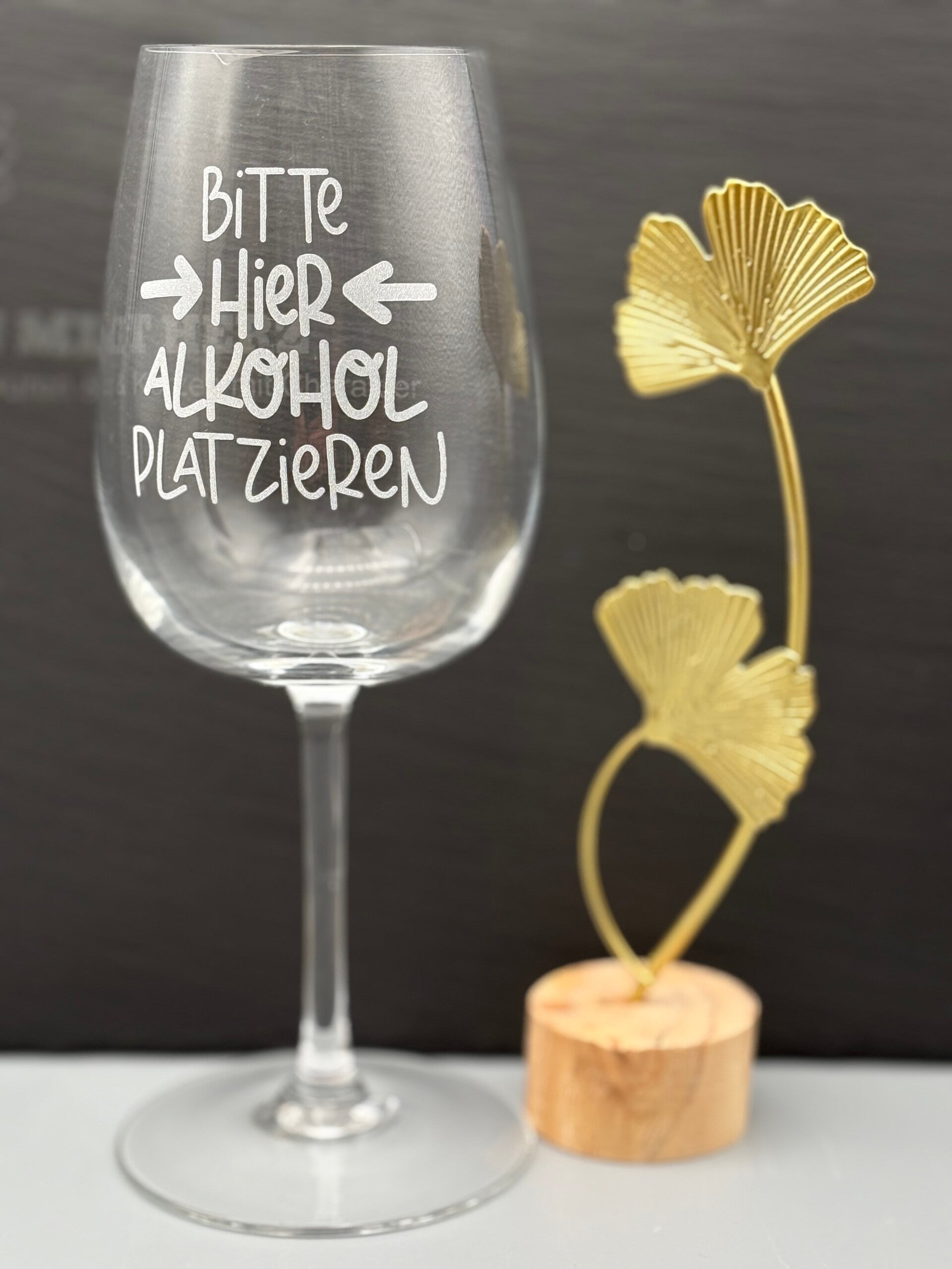 Graviertes Weinglas mit Spruch "Bitte hier Alkohol platzieren"