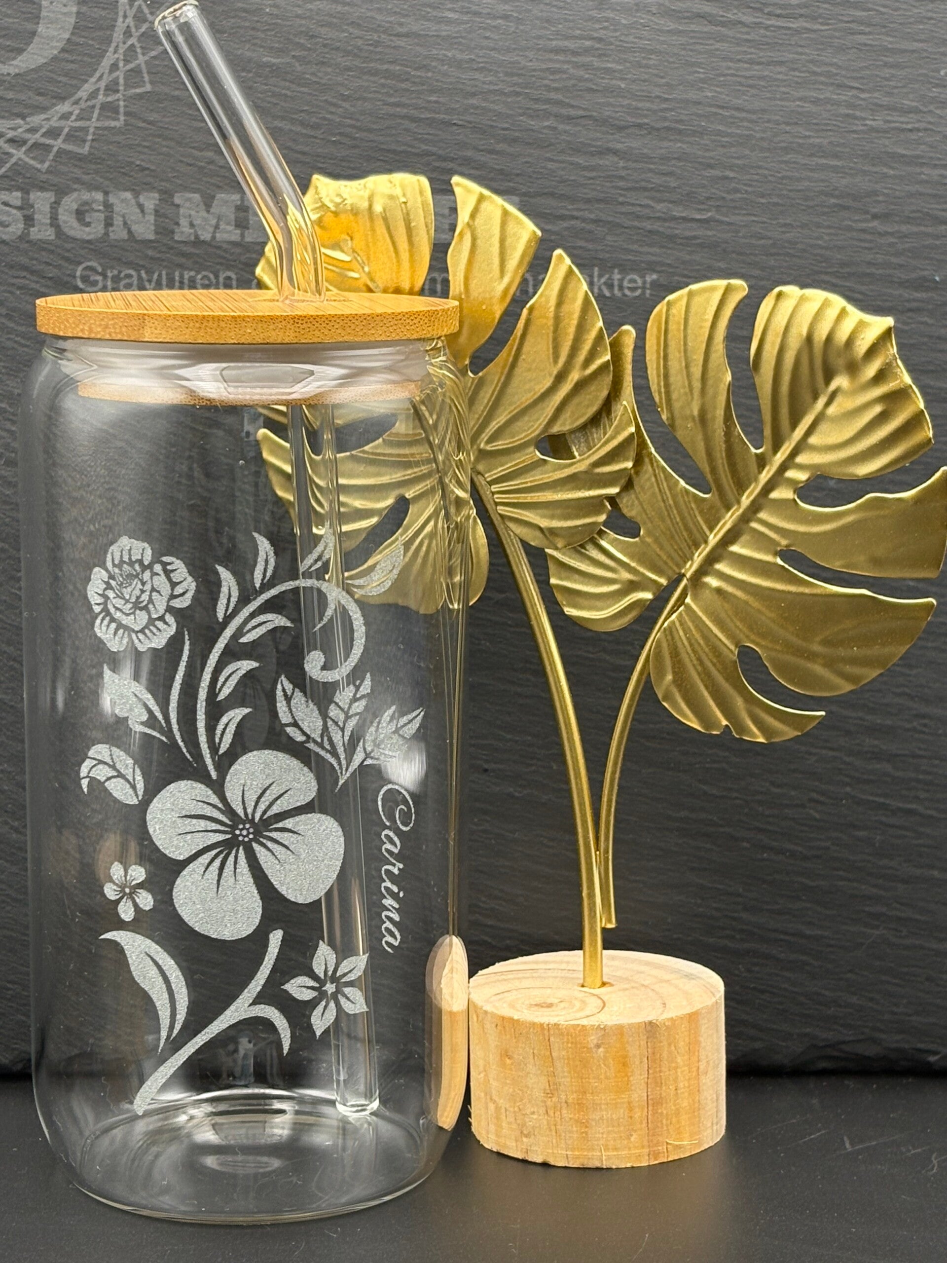Trinkglas mit Blumen-Gravur & Name