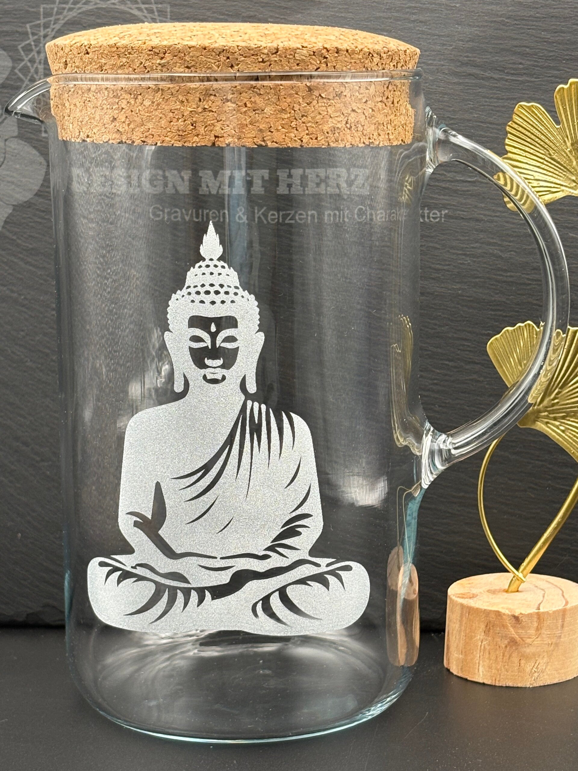 Gravierte Glaskaraffe mit Henkel und Korkdeckel – Buddha