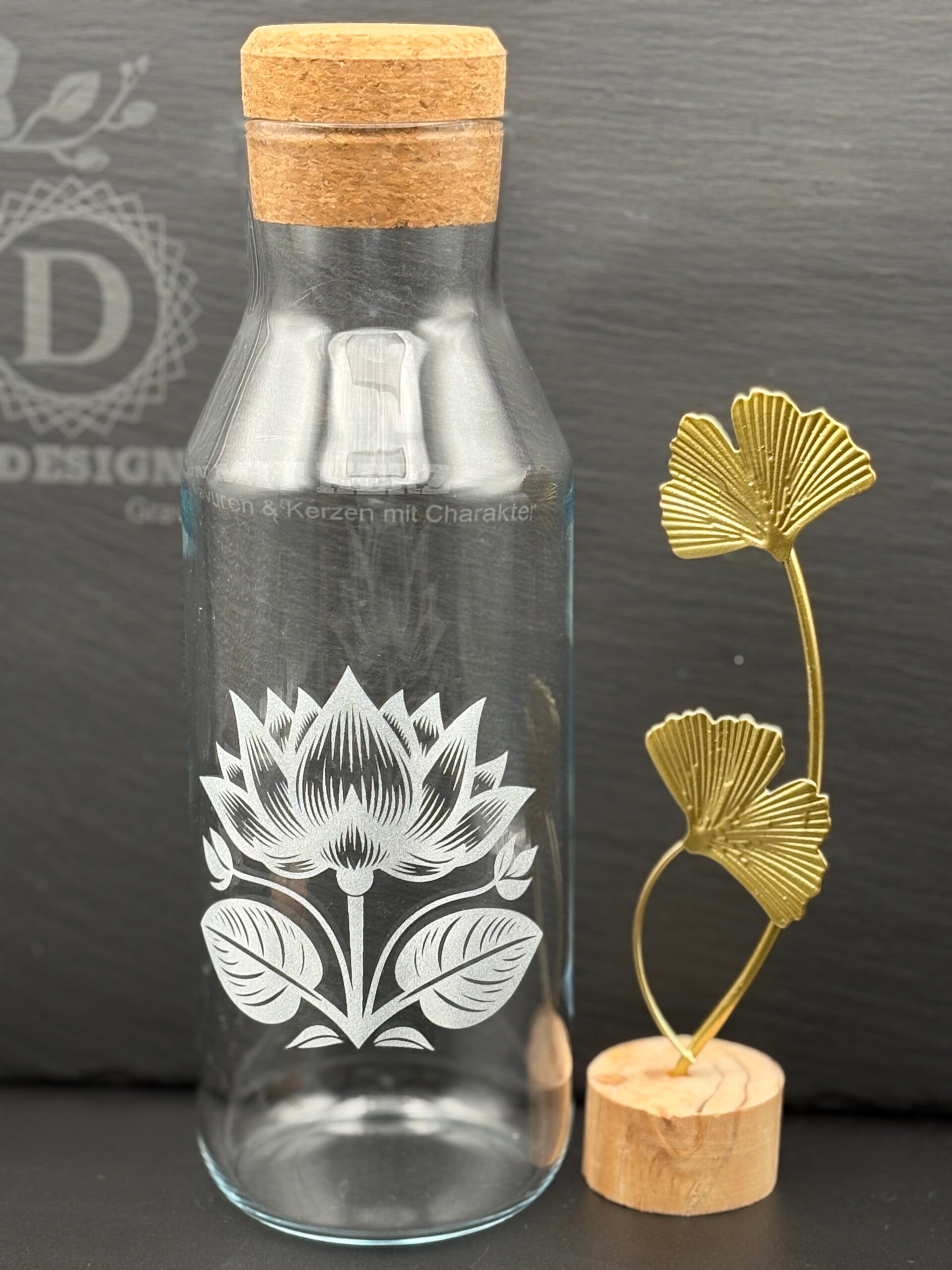 Gravierte Glaskaraffe "Lotusblume"