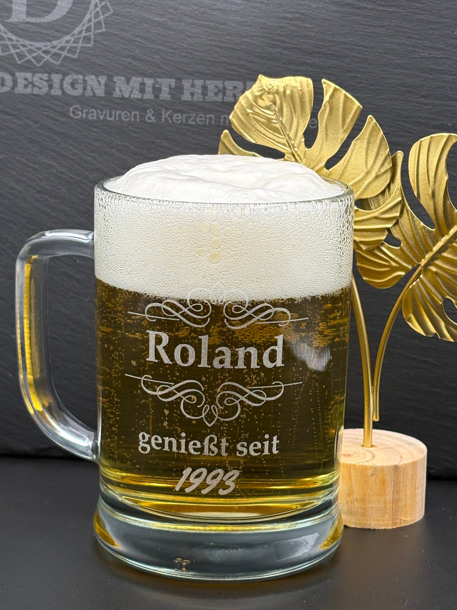 Personalisierter Bierkrug „Genießt seit …“ – 0,5 L
