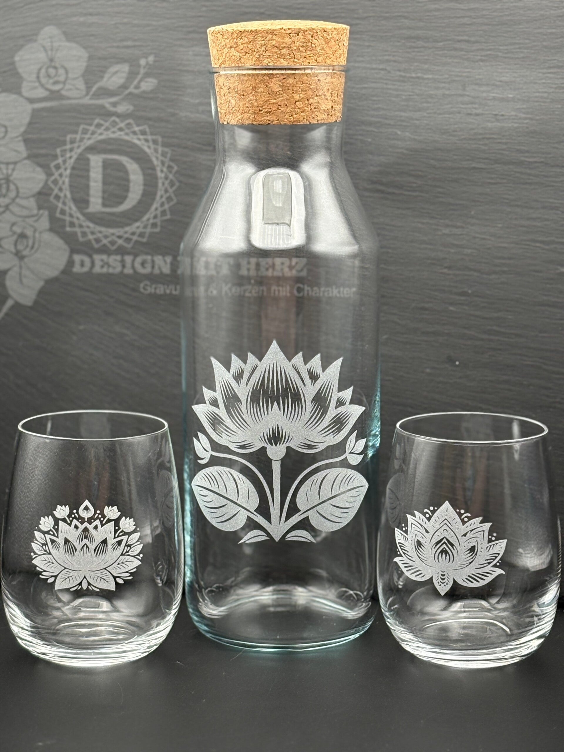 Set aus 2x gravierten Wassergläsern und 1x Karaffe mit Lotusblumen-Motiv