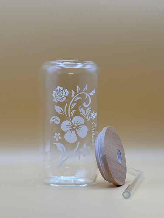 Trinkglas mit Blumen-Gravur & Name