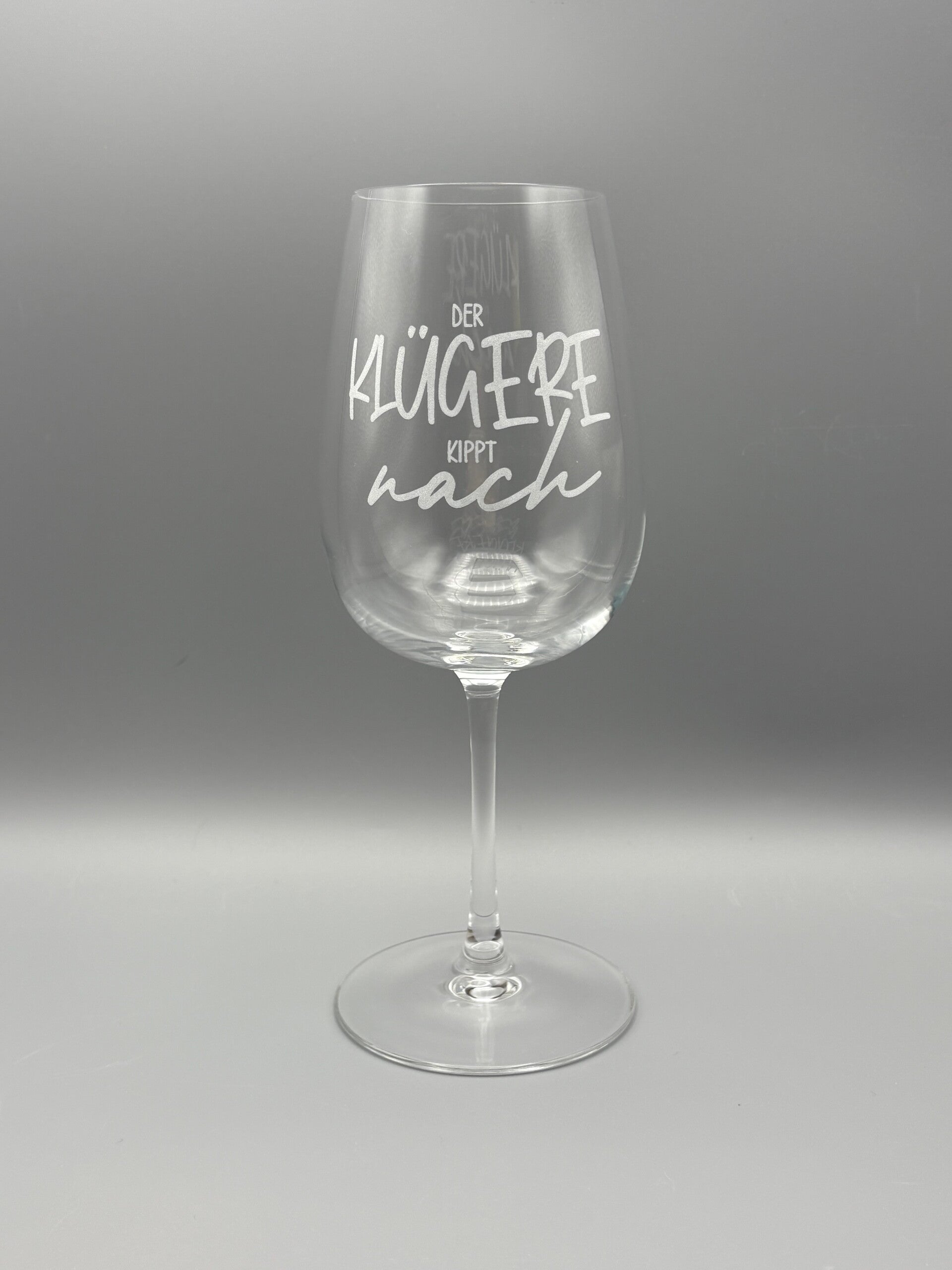 Graviertes Weinglas mit Spruch "Der klügere kippt nach"