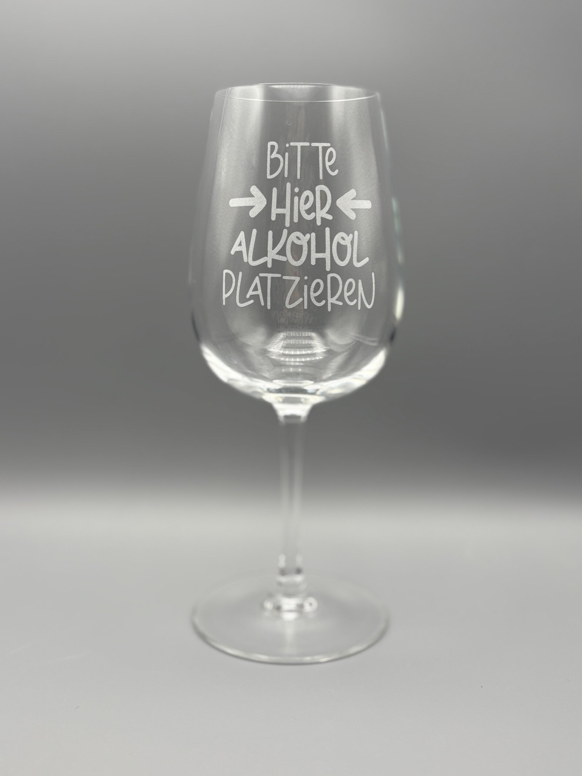 Graviertes Weinglas mit Spruch "Bitte hier Alkohol platzieren"