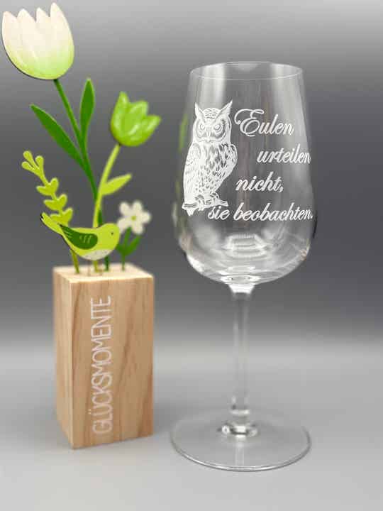 „Wein & Weisheit – Eulen-Weinglas mit Gravur“
