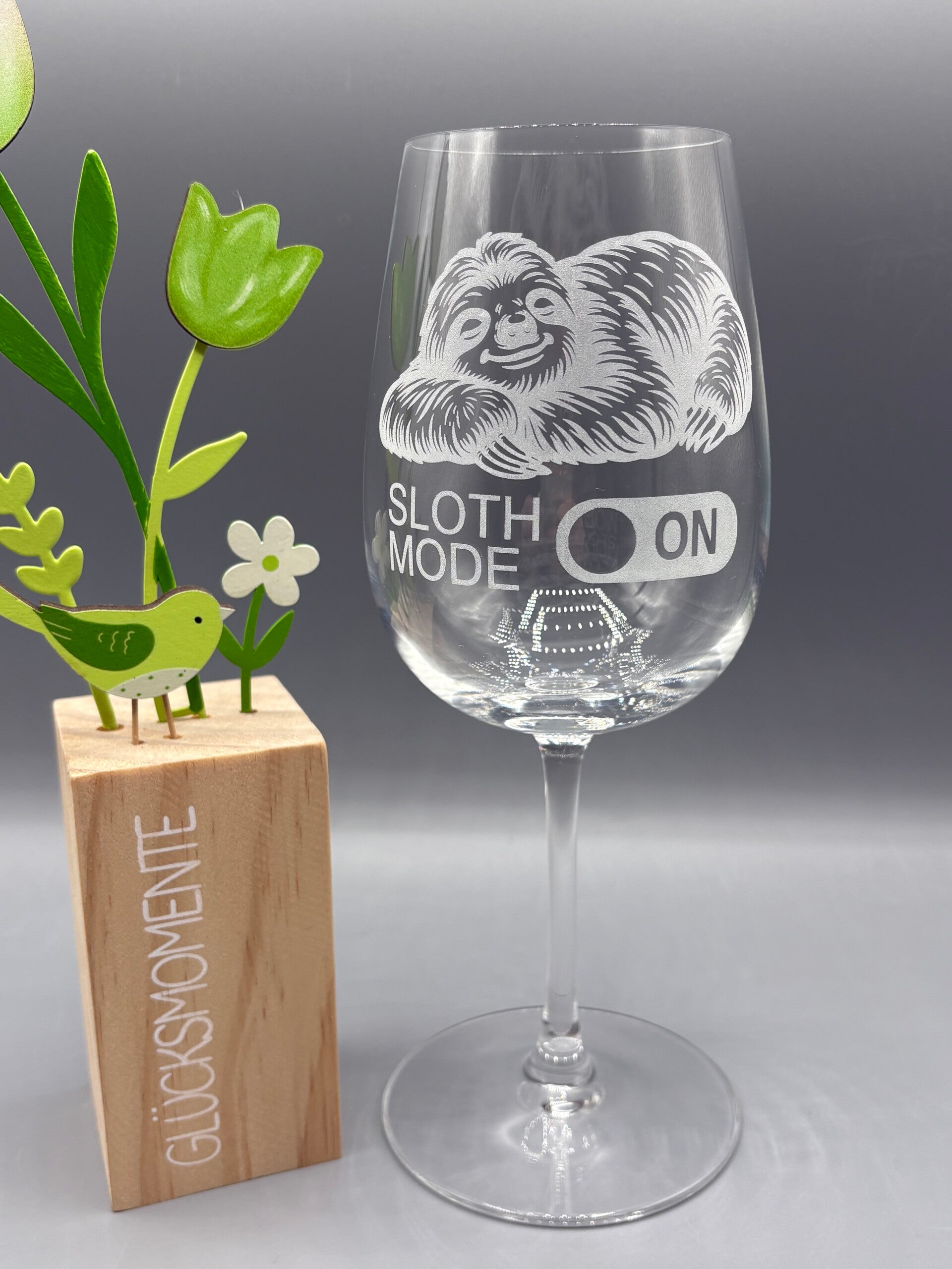 Sloth Mode ON – Weinglas mit Faultiergravur für entspannte Abende