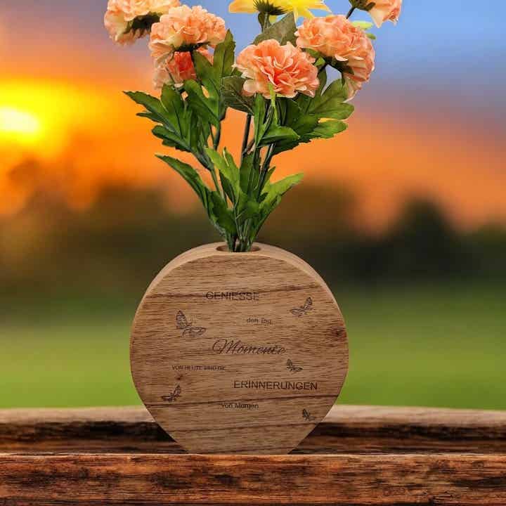 Holzvase mit Gravur