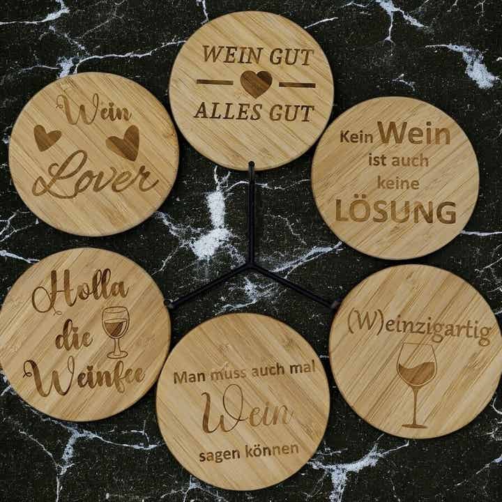 „Wein trifft Design: Originelles Bambus-Untersetzer-Set für Weinliebhaber“