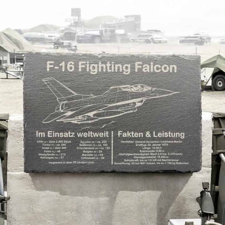 F-16 Fighting Falcon auf Schiefer – Edle Gravur für Technikliebhaber