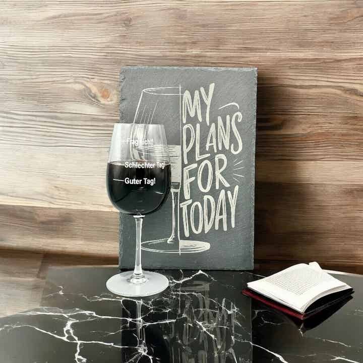 „Lachen und Genießen“ – Schieferplatte & Weinglas Set
