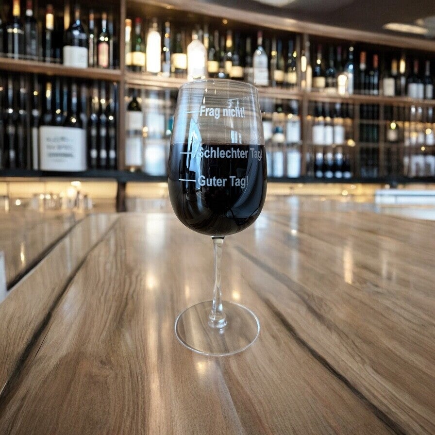 Weinglas „My Day in Three Lines“ – Humorvolle Gravur für jede Stimmung