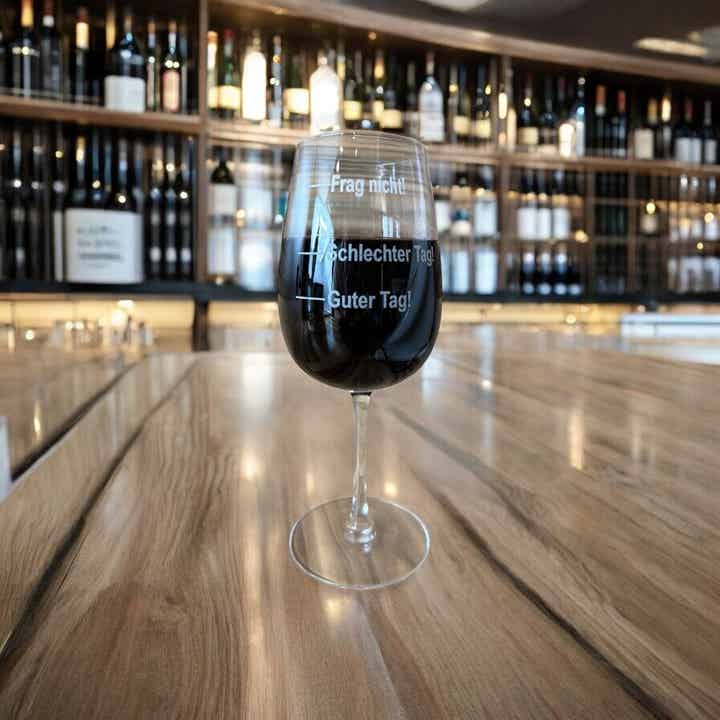 Weinglas „My Day in Three Lines“ – Humorvolle Gravur für jede Stimmung