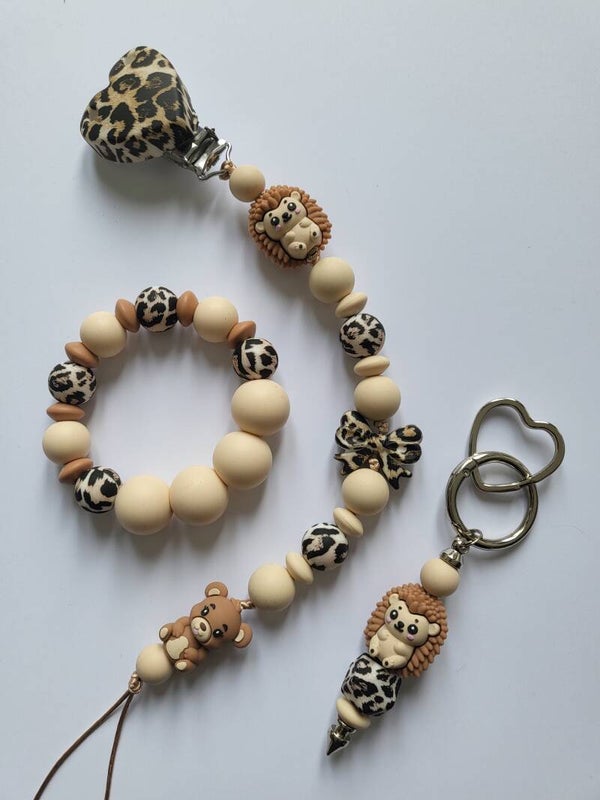 Speenkoord en bijtring met egeltje en beertje in beige en tijgerprint.