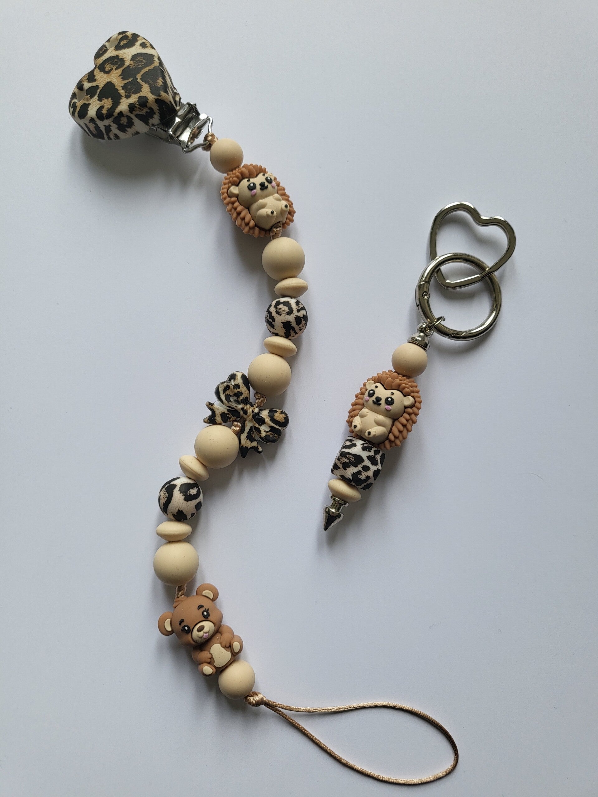 Speenkoord met egeltje en beertje in beige en tijgerprint.