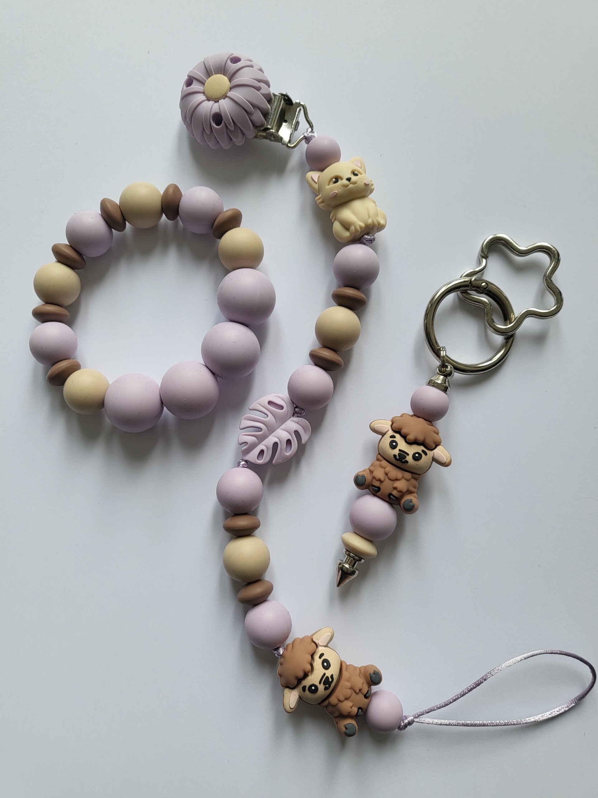 Speenkoord en bijtring met schaapje en katje in licht-lila, beige en bruin.