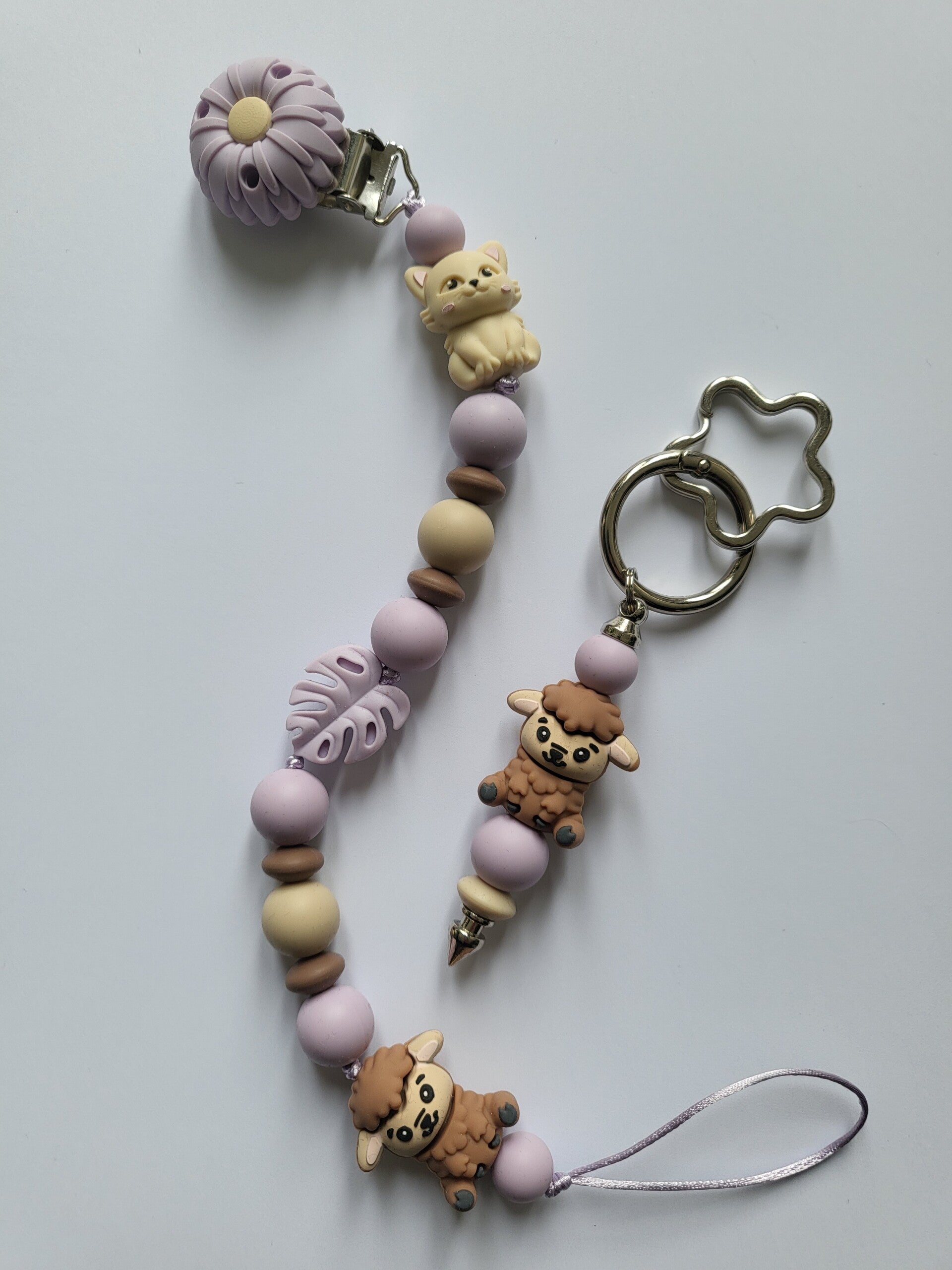 Speenkoord met schaapje en katje in licht-lila, beige en bruin.