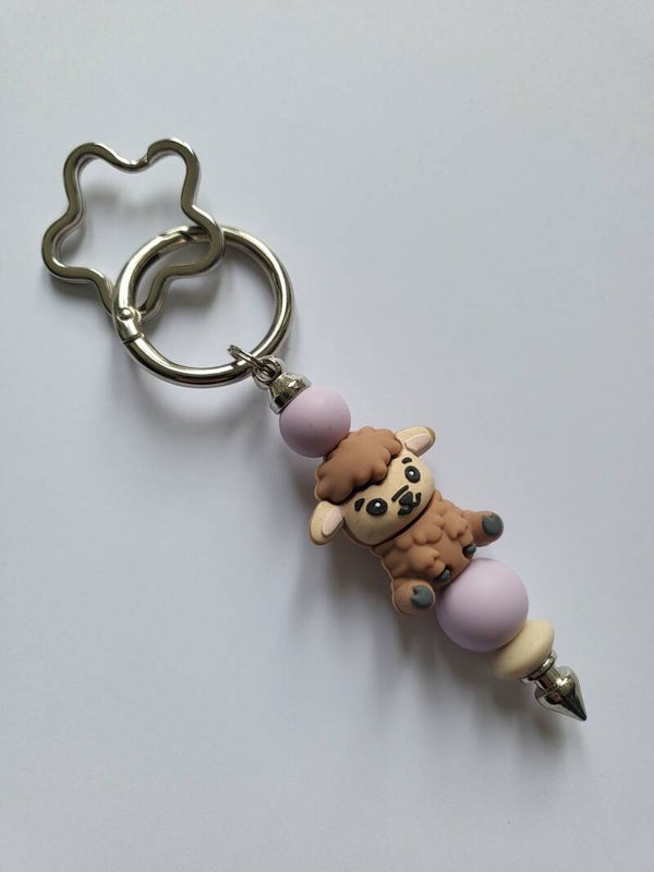 Tashanger met schaapje in licht-lila, beige en bruin.