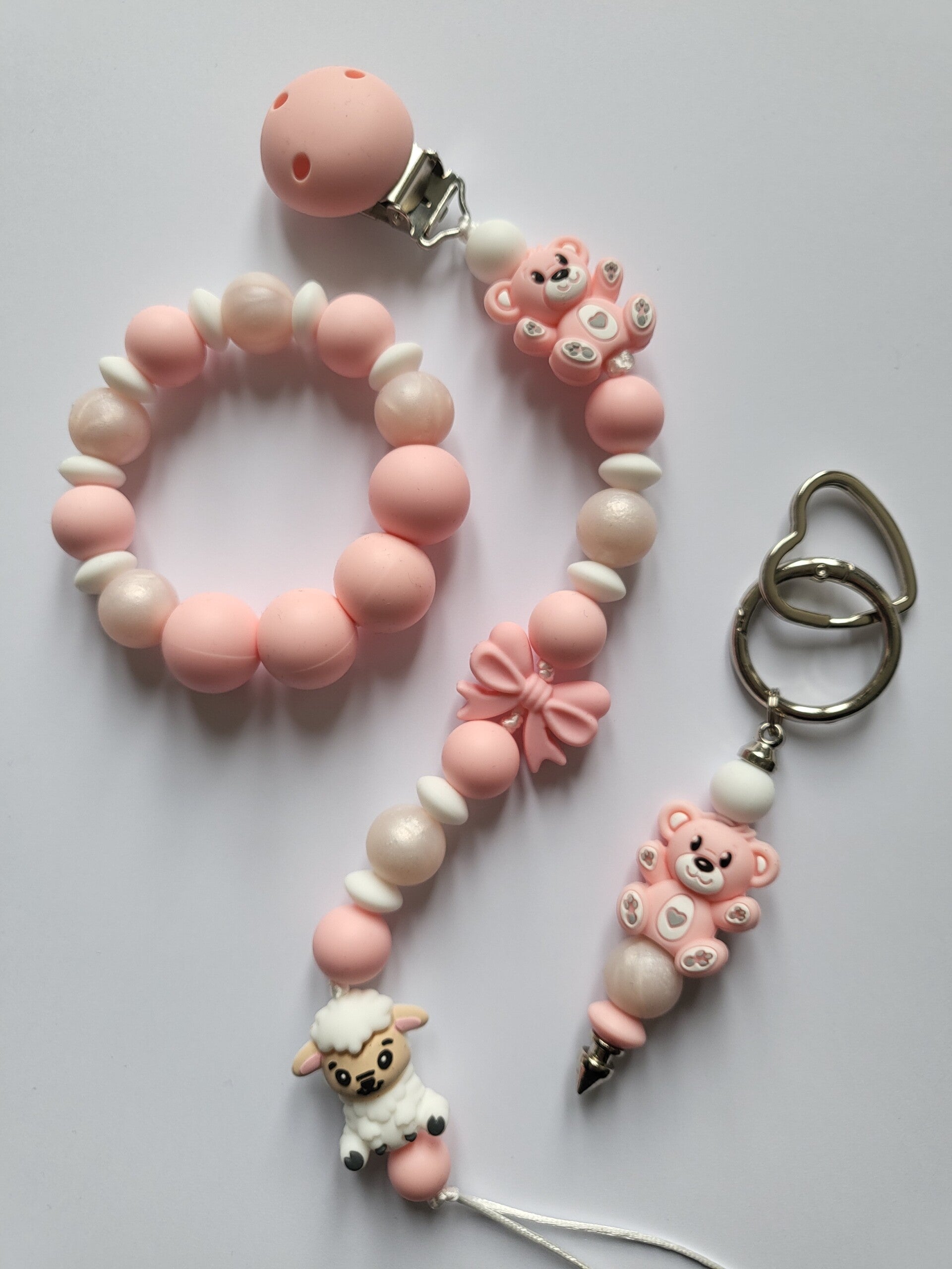 Speenkoord en bijtring met schaapje en teddybeertje in parelmoer-roze, lichtroze en wit.
