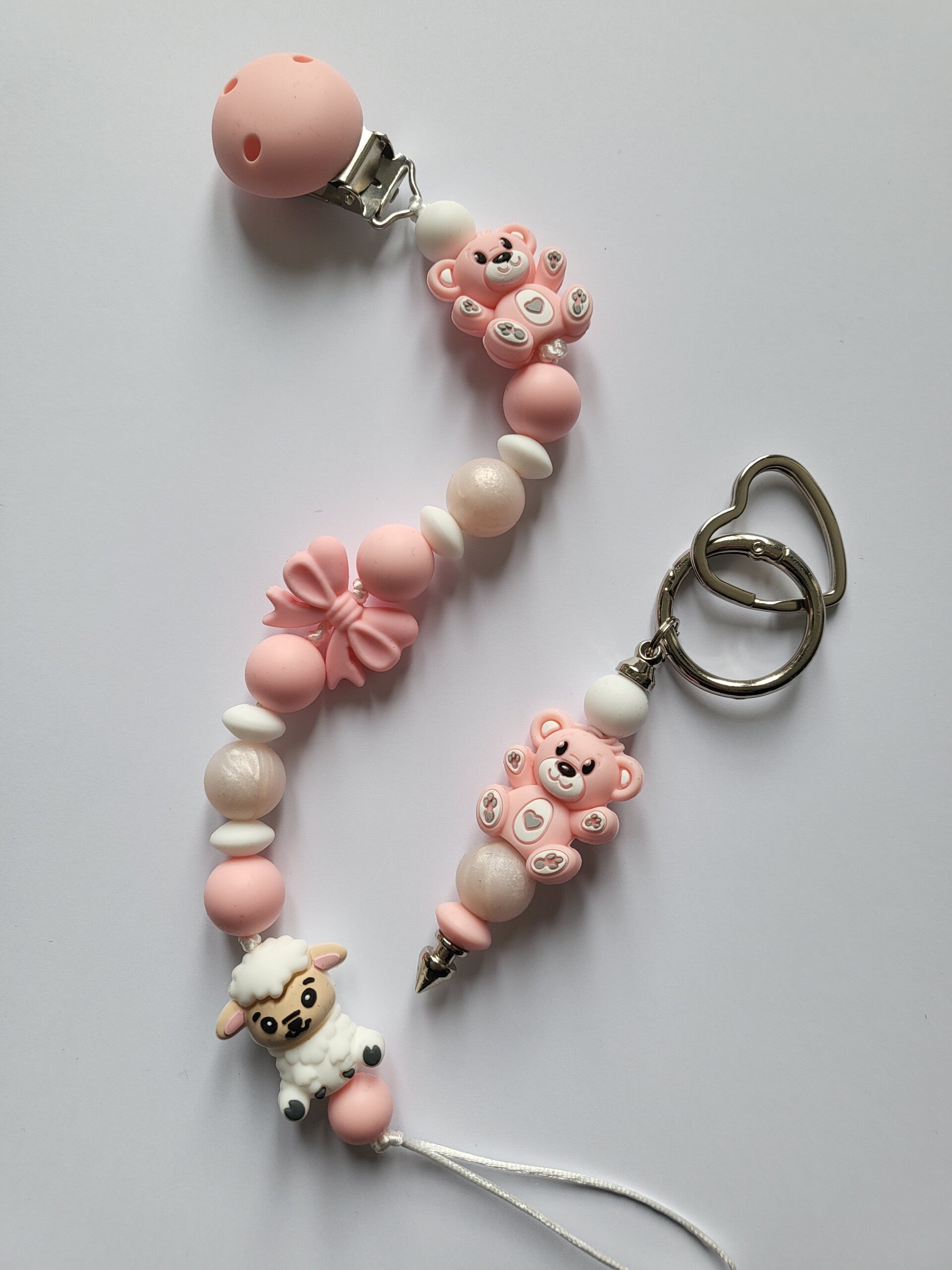 Speenkoord met schaapje en teddybeertje in parelmoer-roze, lichtroze en wit.