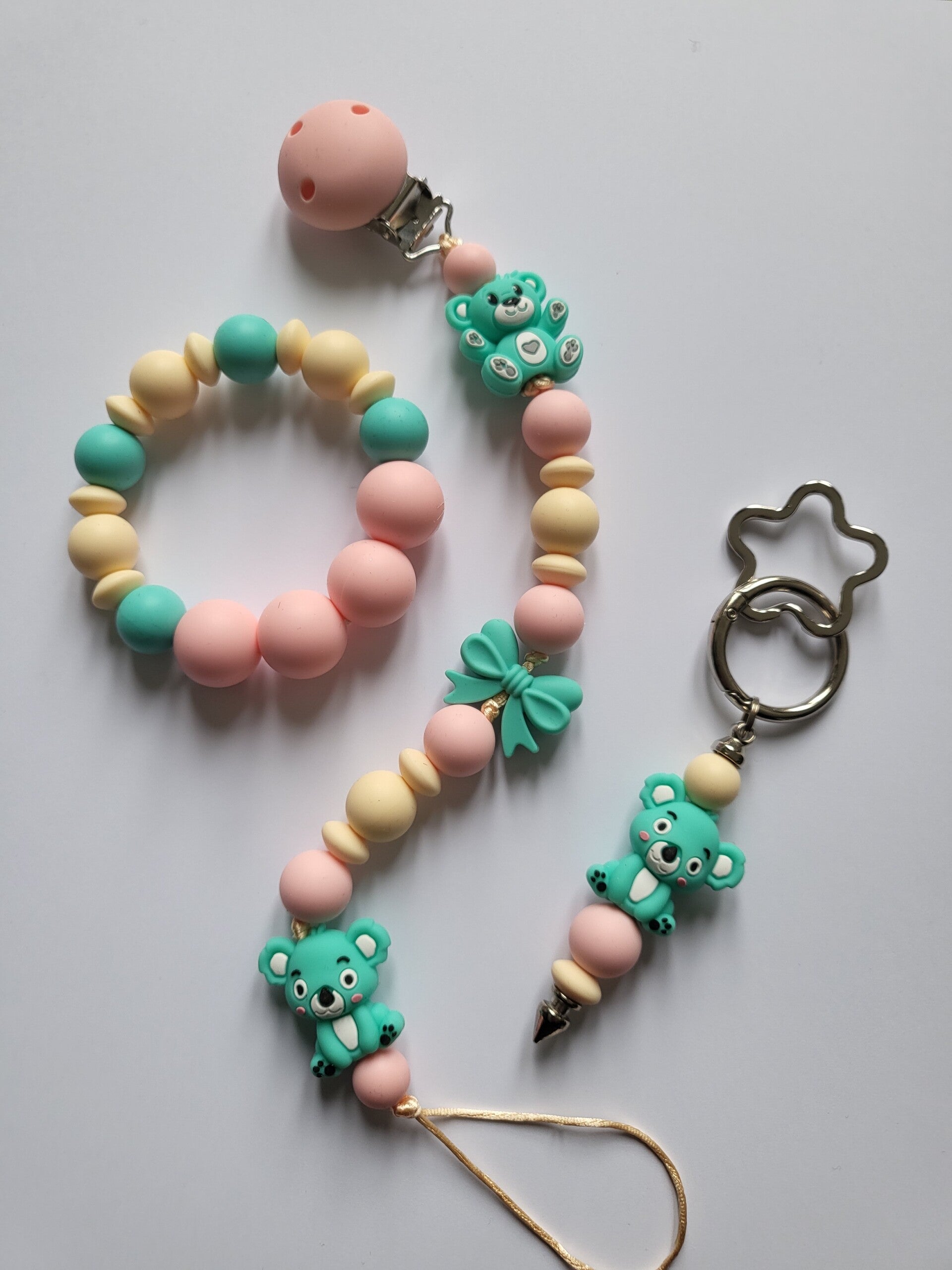 Speenkoord en bijtring met koalabeertje en teddybeertje in lichtroze, turquoise en lichtgeel.