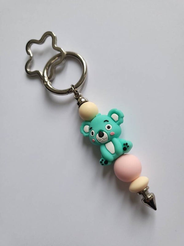 Tashanger met koala in lichtroze, turquoise en lichtgeel.
