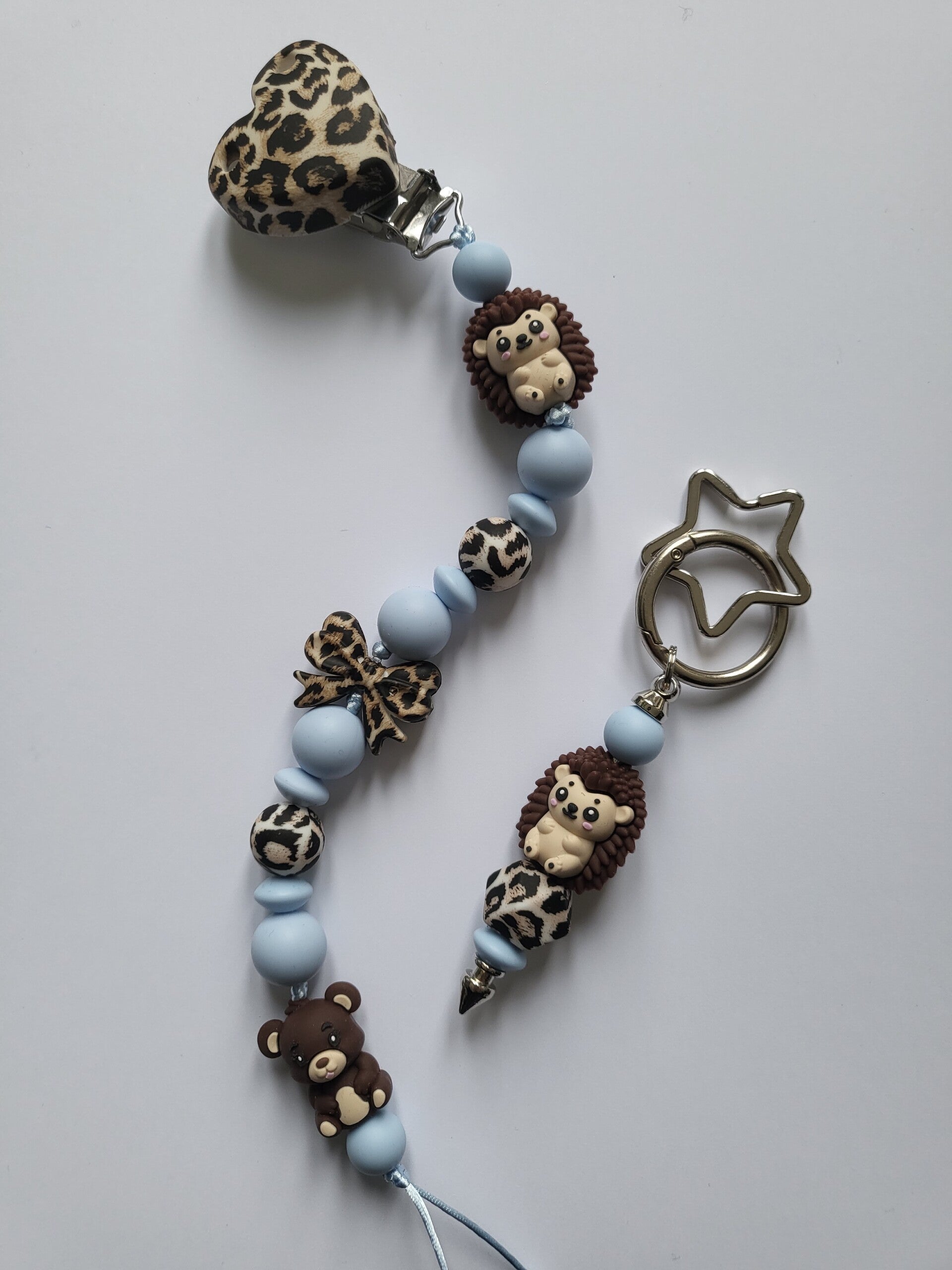 Speenkoord met egeltje en beertje in tijgerprint, bruin en blauw.