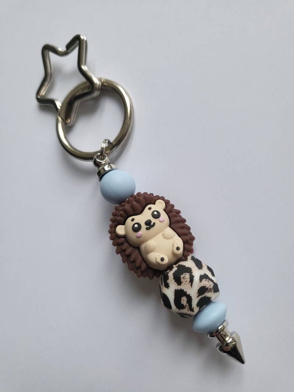 Tashanger met egeltje in tijgerprint, bruin en blauw.