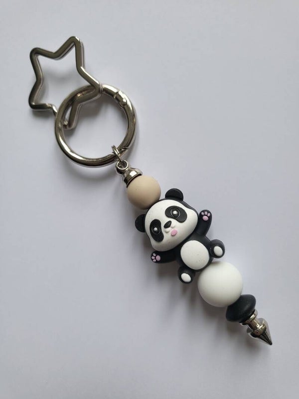 Tashanger met pandabeertje in zwart, wit en beige.