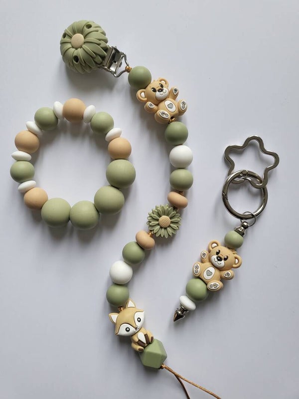 Speenkoord en bijtring met vosje en teddybeertje in matcha-groen, beige en wit.