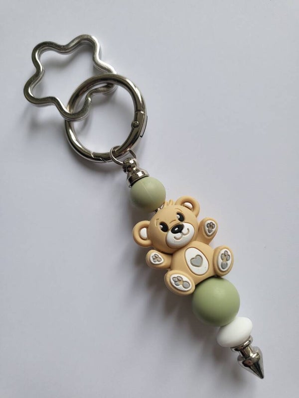 Tashanger met beertje in matcha-groen, beige en wit.