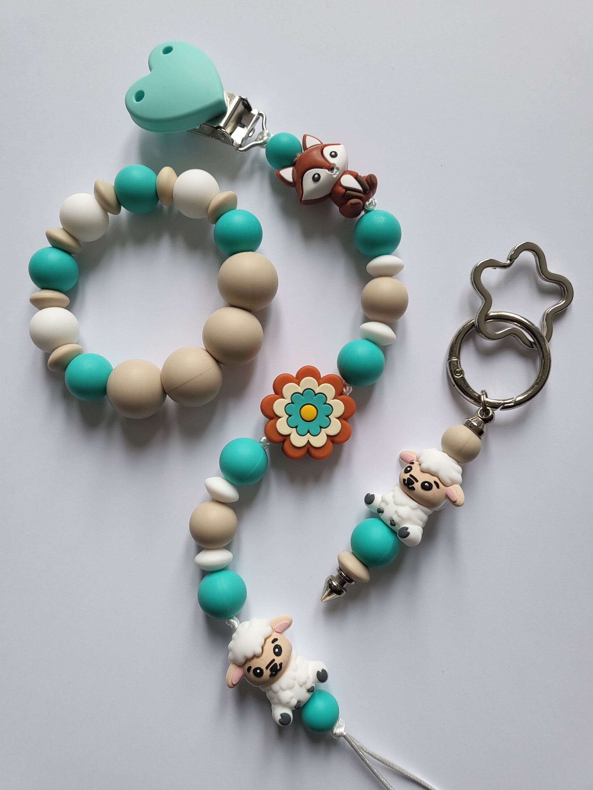 Speenkoord en bijtring met schaapje en vosje in turquoise, beige, wit en roest.