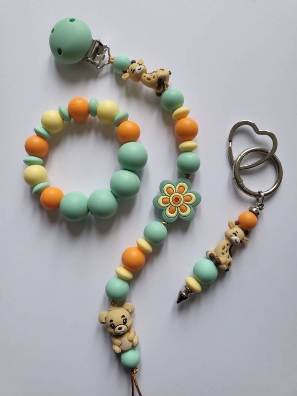 Speenkoord en bijtring met girafje en beertje in mintgroen, oranje, lichtgeel en beige.