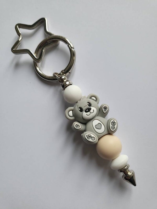 Tashanger met teddybeertje in lichtgrijs, beige en wit.