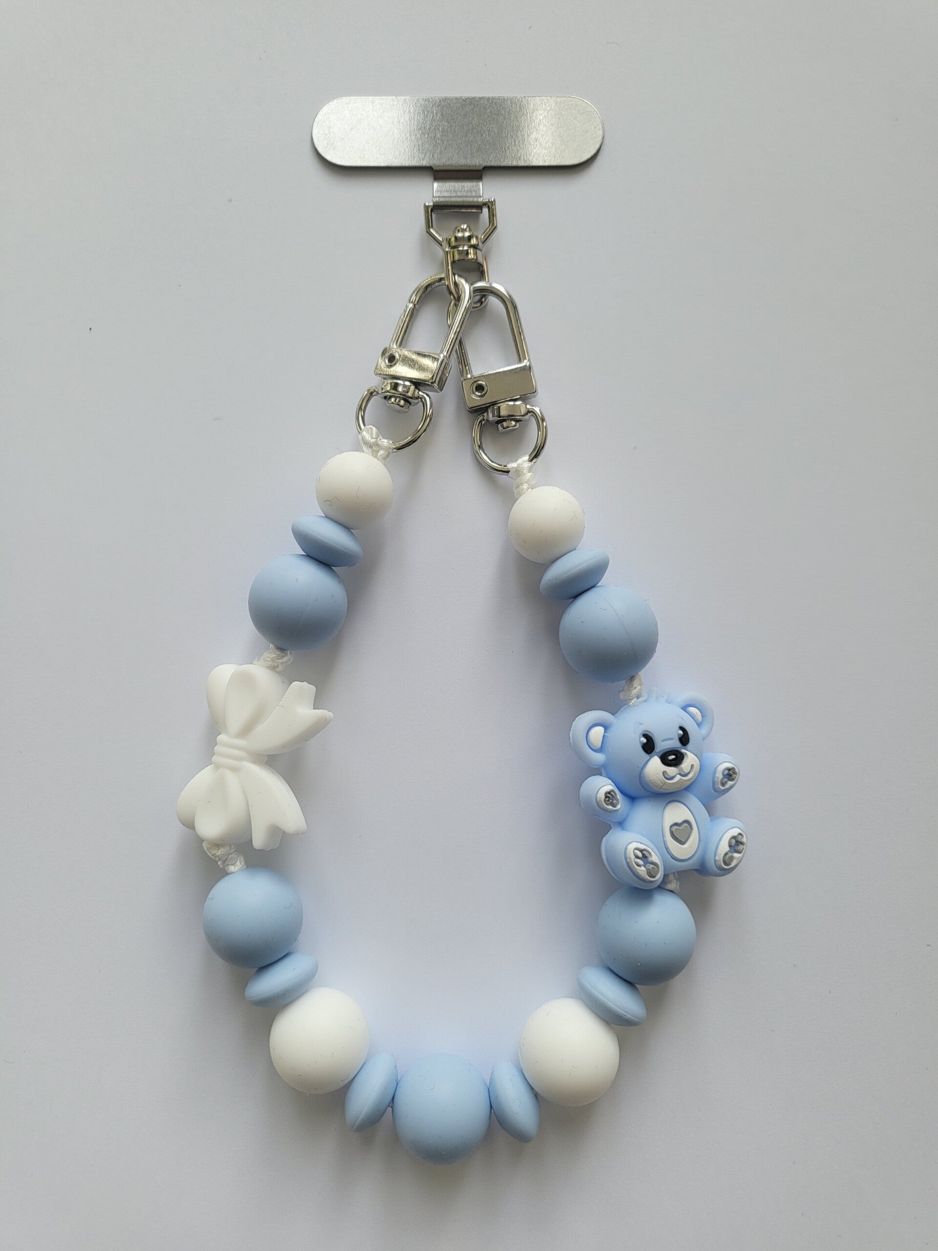 Telefoonkoord met teddybeertje in blauw en wit.