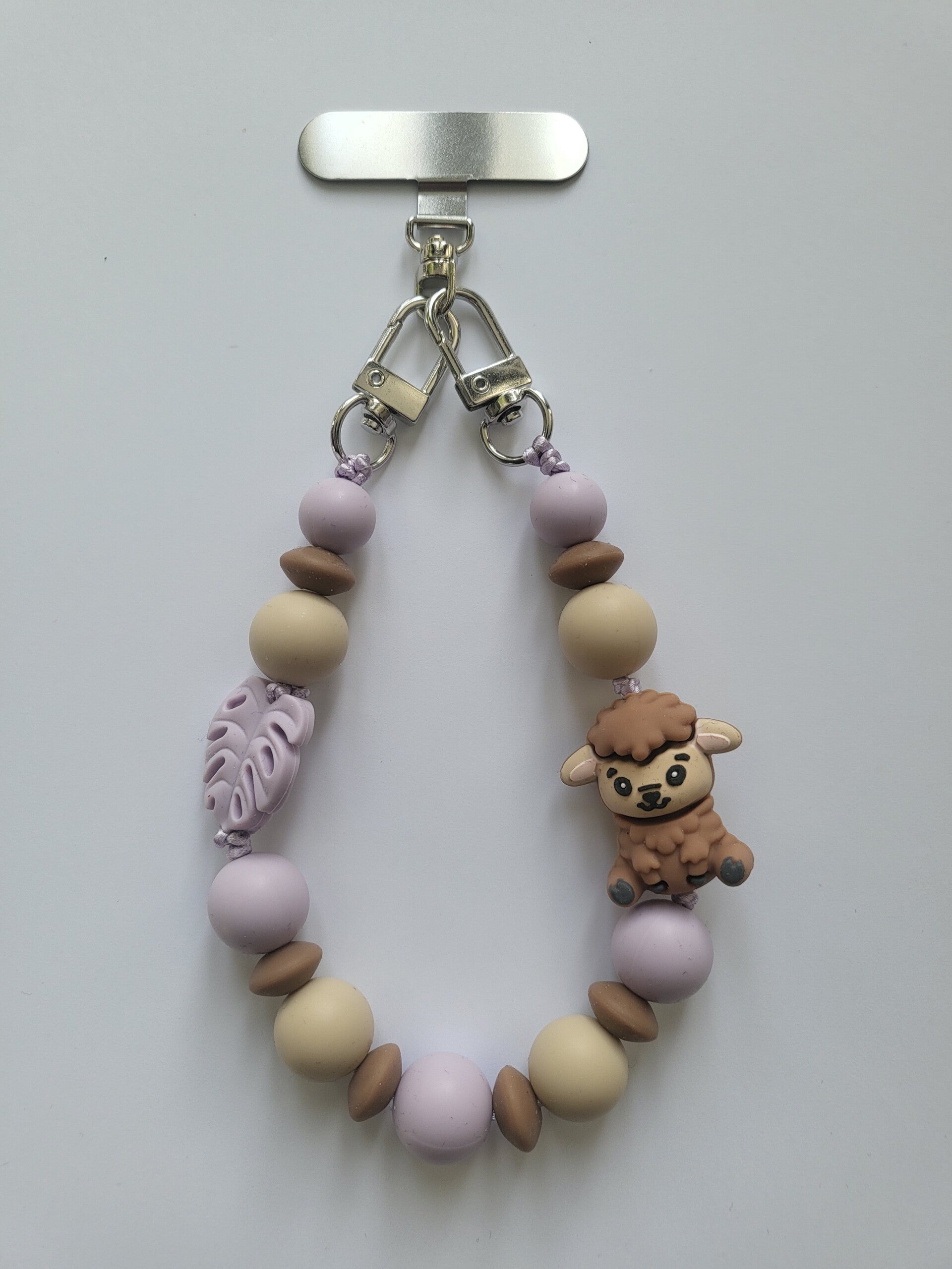 Telefoonkoord met schaapje in licht-lila, beige en bruin.