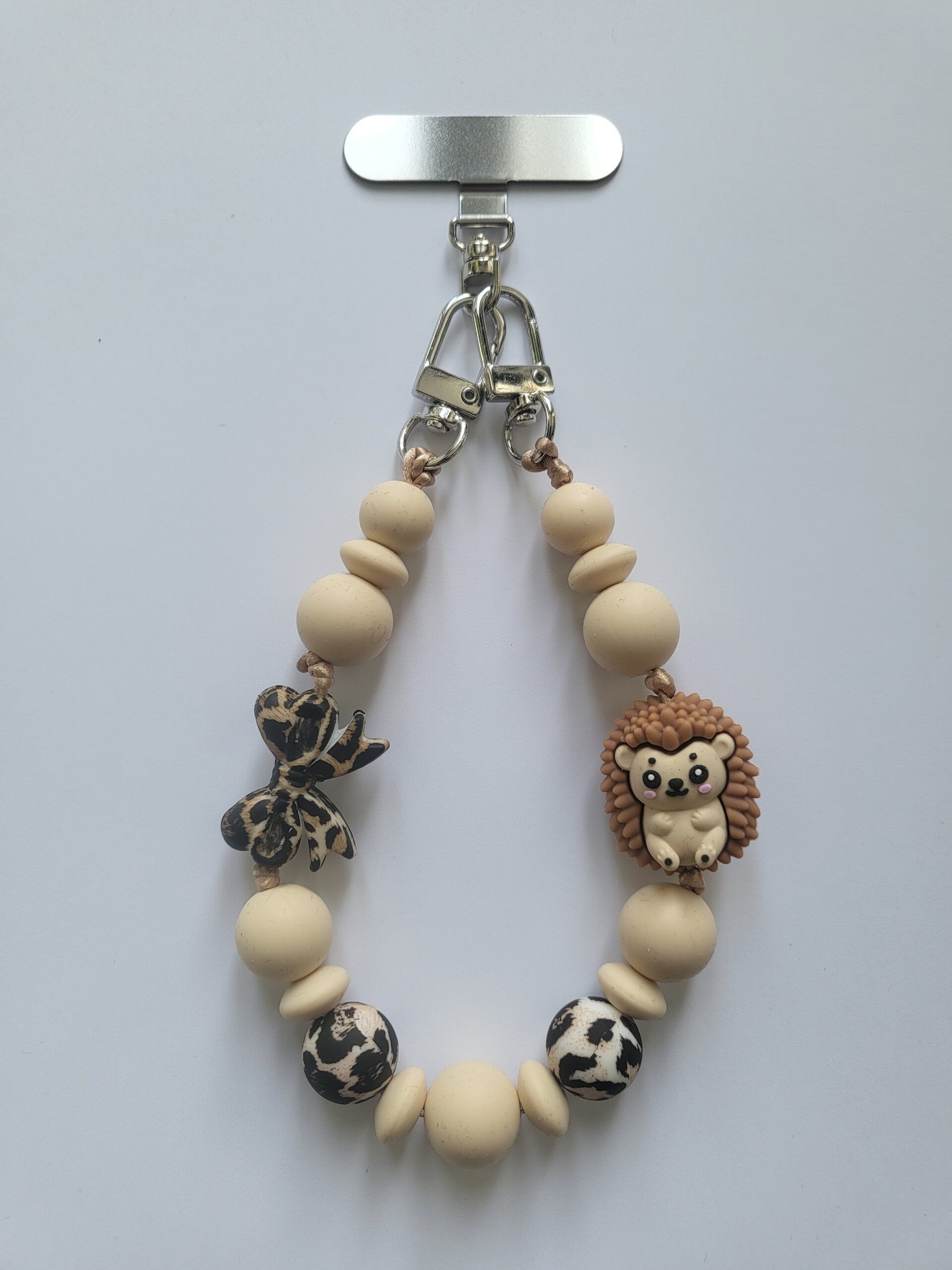 Telefoonkoord met egeltje in beige en tijgerprint.