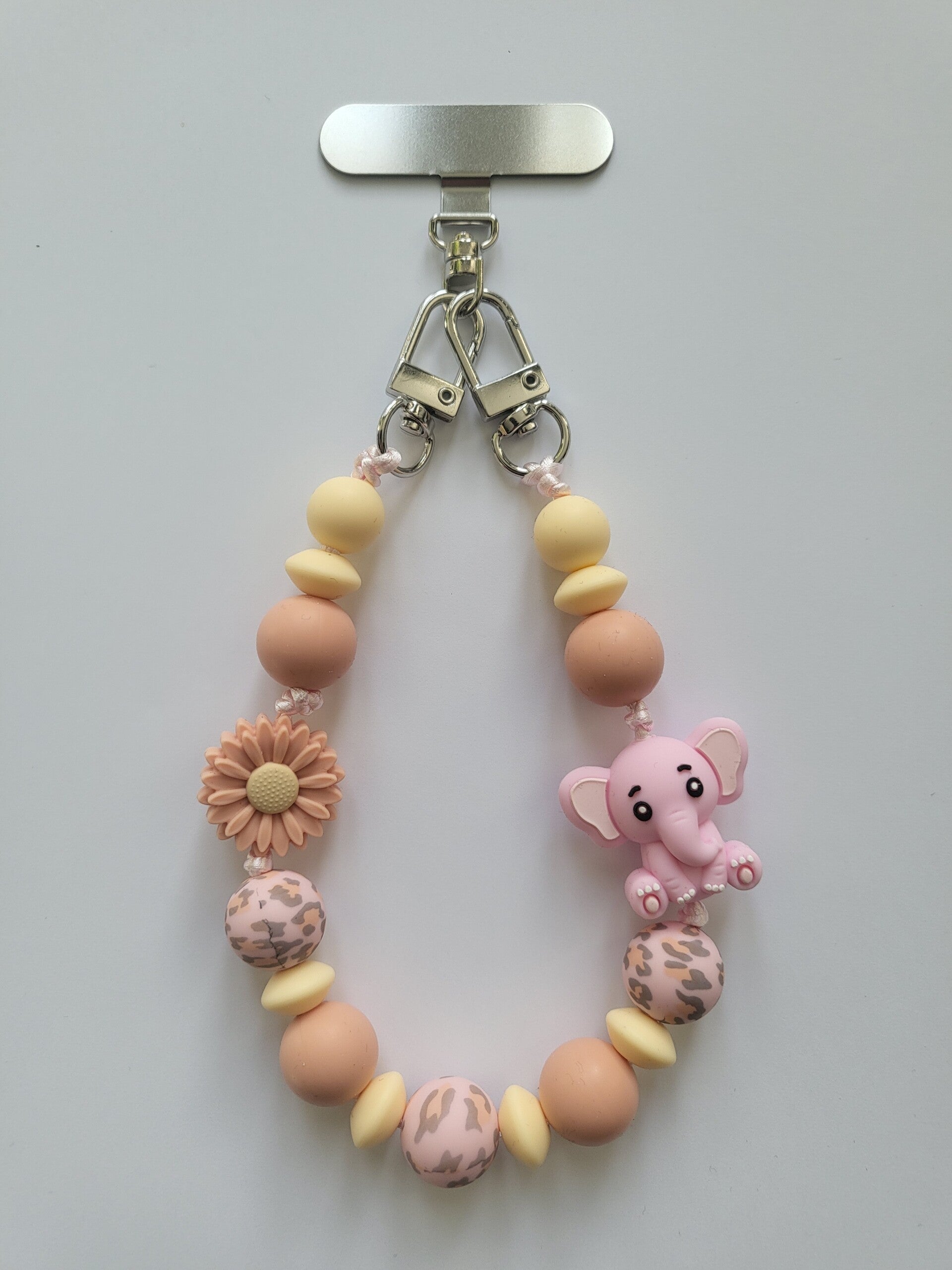 Telefoonkoord met olifantje in roze, zalm en lichtgeel.