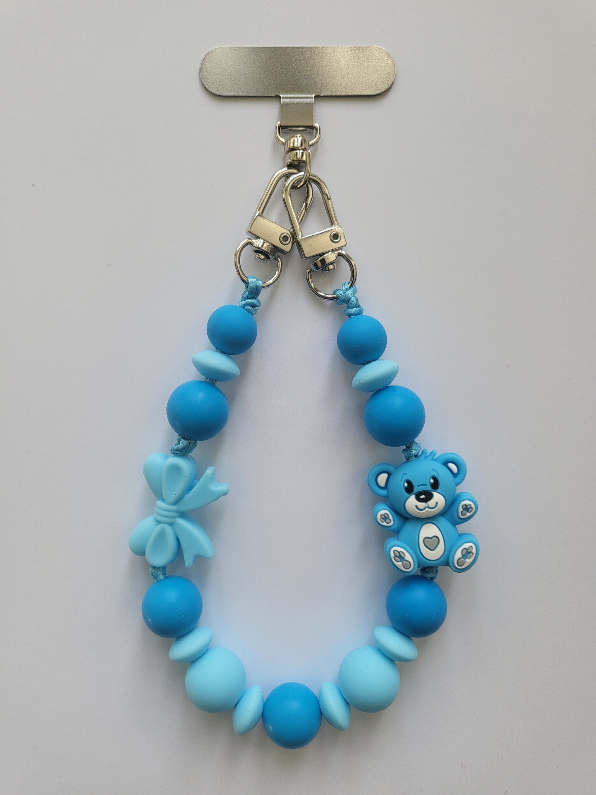 Telefoonkoord met teddybeertje in kobaltblauw, zee-blauw en wit.