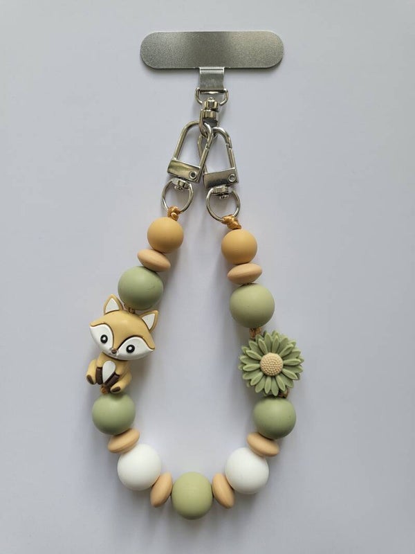 Telefoonkoord met vosje in matcha-groen, beige en wit.