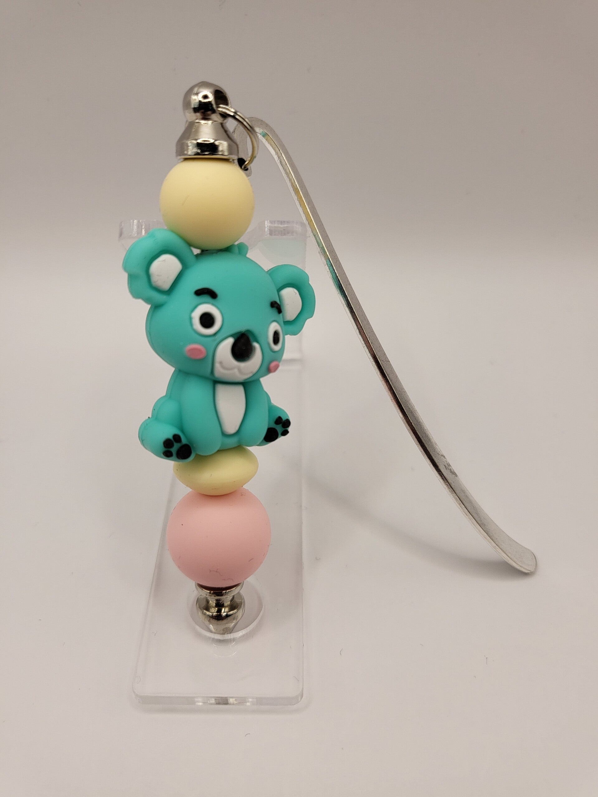 Boekenlegger met koala-beertje in lichtroze, turquoise en lichtgeel.