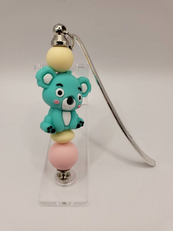 Boekenlegger met koala-beertje in lichtroze, turquoise en lichtgeel.