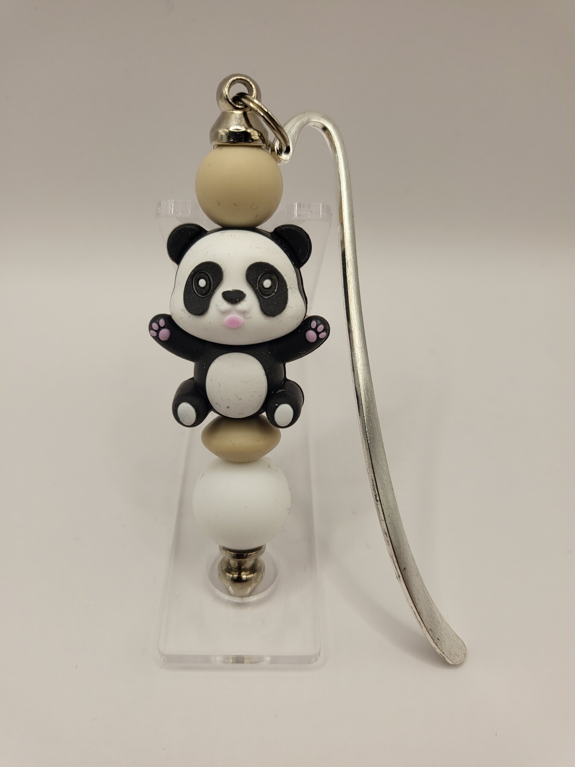 Boekenlegger met panda-beertje in zwart, wit en beige.