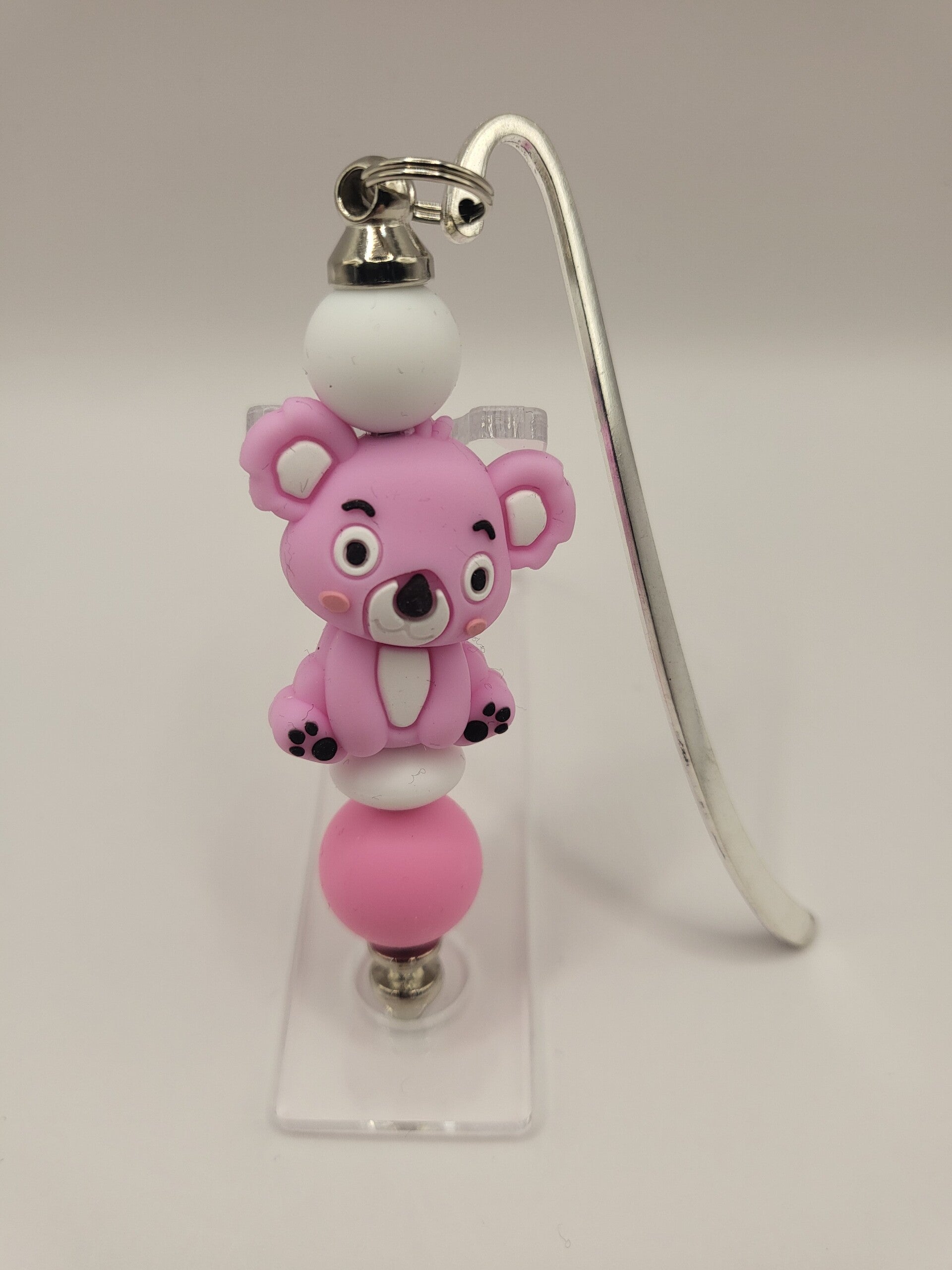 Boekenlegger met koala-beertje in fuchsia-roze en wit.