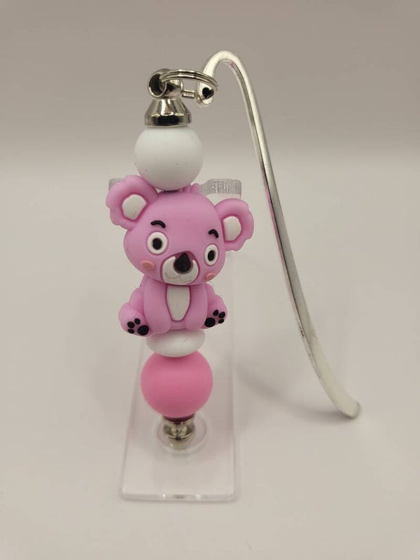 Boekenlegger met koala-beertje in fuchsia-roze en wit.
