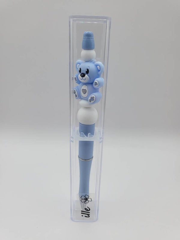Pen met teddybeertje in blauw en wit.