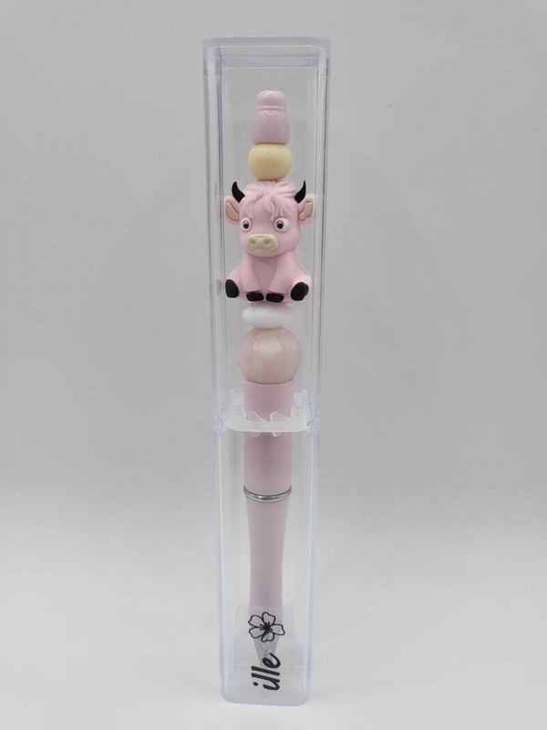 Pen met koetje in parelmoer-roze, lichtroze, lichtgeel en wit.