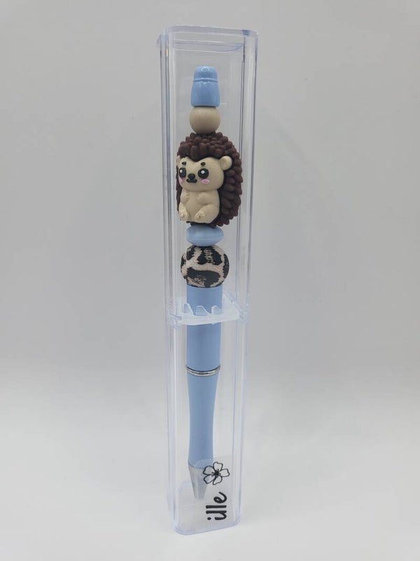 Pen met egeltje in tijgerprint, bruin en blauw.