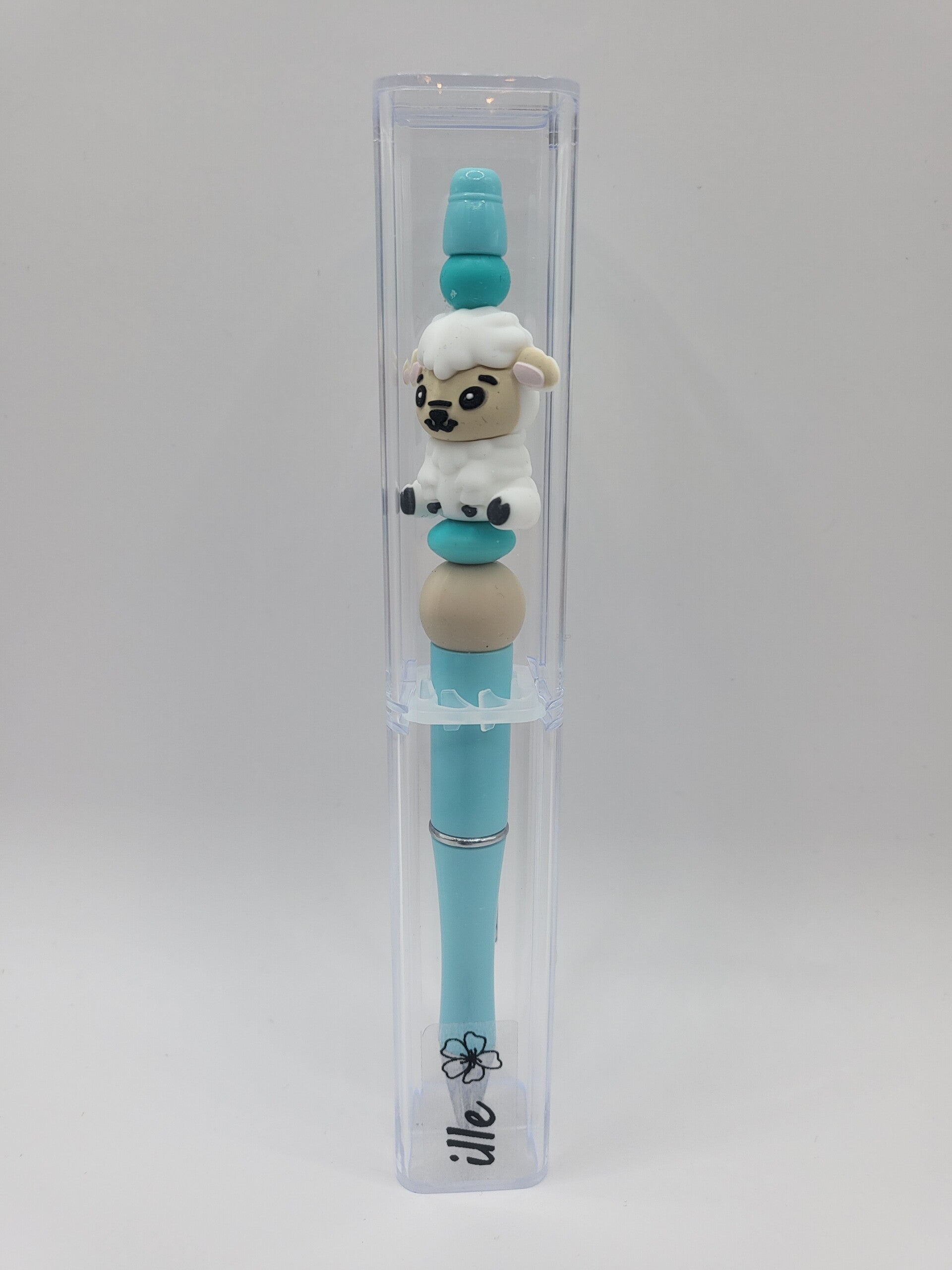 Pen met schaapje in turquoise, beige en wit.