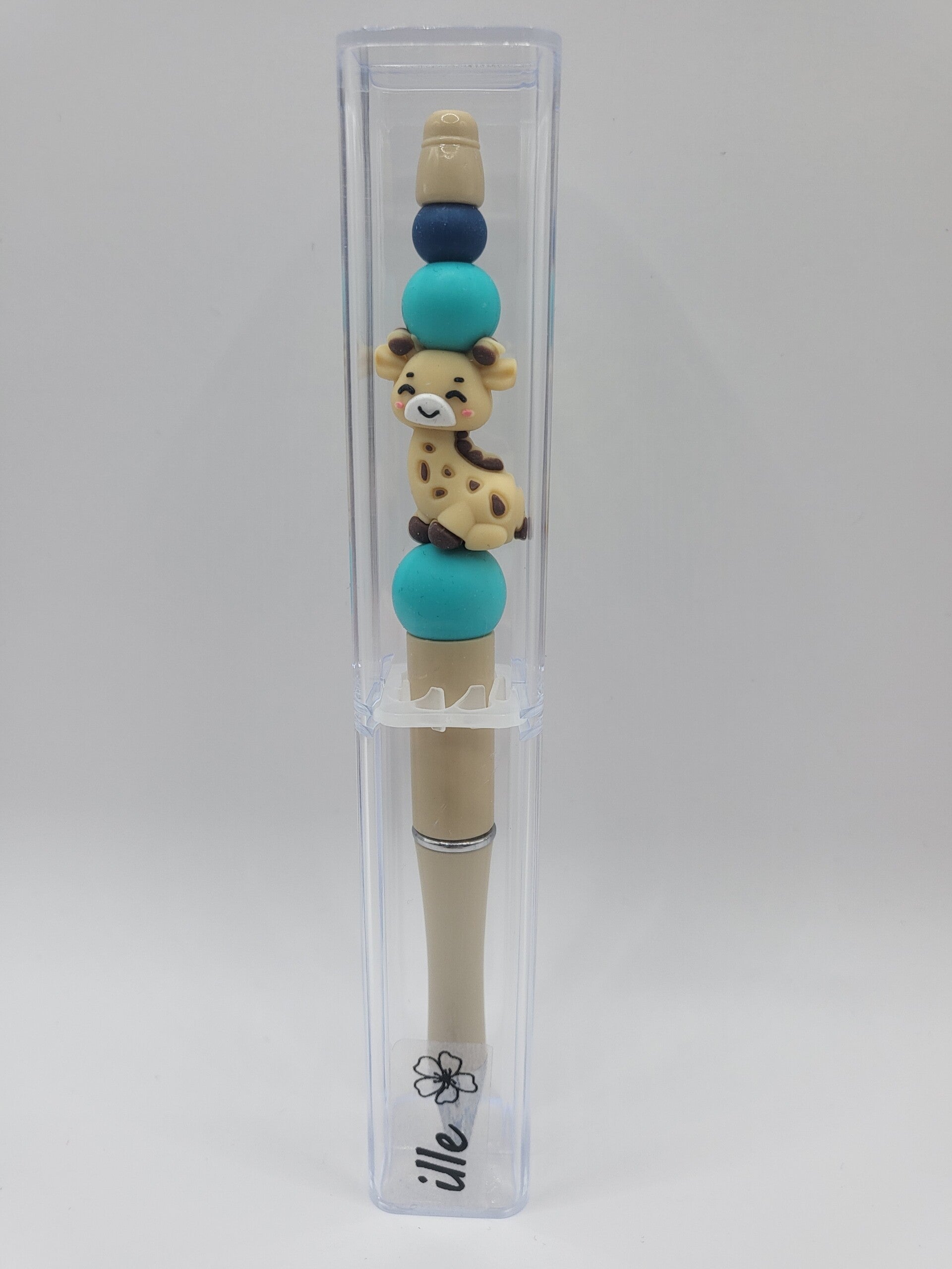 Pen met girafje in petrol-blauw, beige en turquoise.